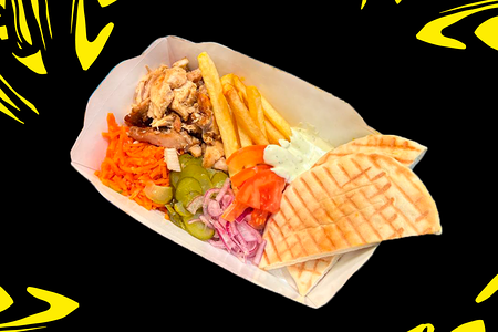 Шавуха на тарелке с курицей