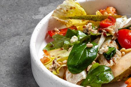 Салат с креветками, грушей и горгонзолой