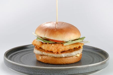 Бургер куриный с жареным сыром