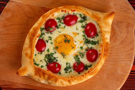 Хачапури по-аджарски с помидорами черри