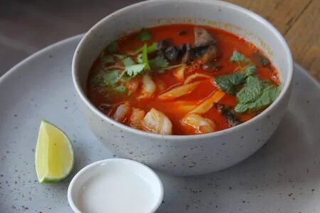 Лакса-рамен с креветками, сыром тофу и листьями нори