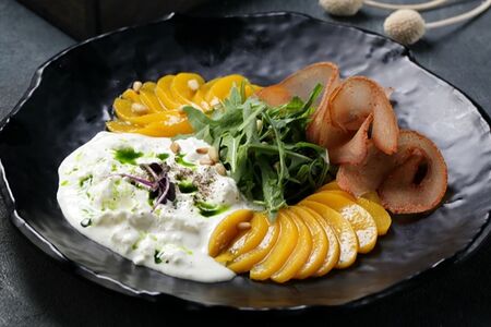 Салат с персиком, страчателлой и вяленой индейкой