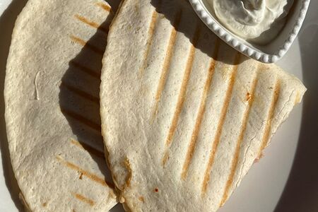 Кесадия с курицей, беконом и томатами 