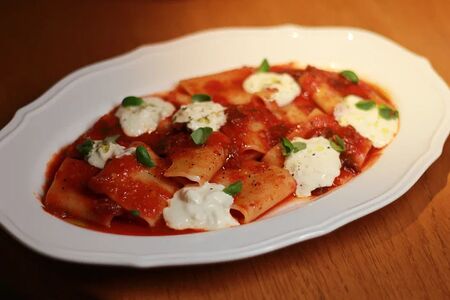 Паста с томатами и страчателлой 