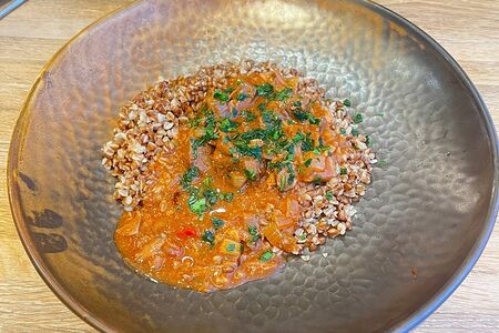 Гуляш из говядины в томатном соусе