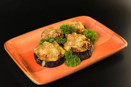 Медальоны из баклажана с мясным соусом и сыром