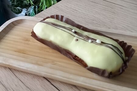 Эклер манго-маракуйя 