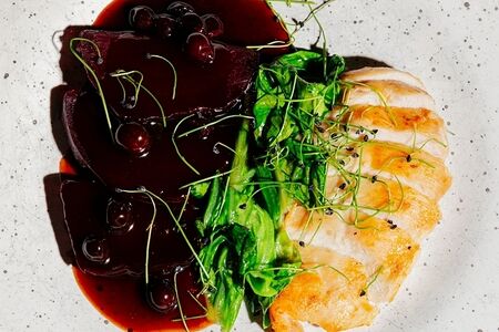 Фермерская куриная грудка с черной смородиной и печеной свеклой в порто