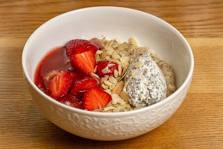 Овсяная каша с творожным чиа-пудингом и свежей клубникой