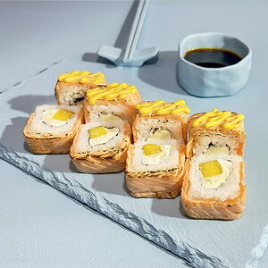 Опаленный ролл с манго