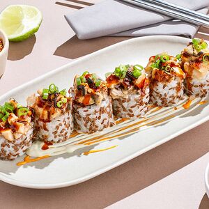 Ролл с угрём и битыми огурцами 