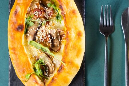 Пиццапури с копчеными колбасками и грибами