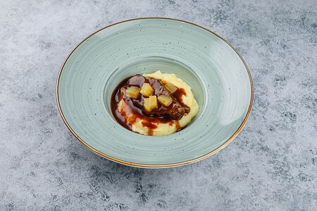 Щечки с картофельным пюре