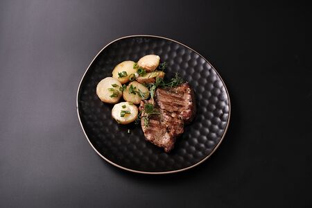 Свиная шея с картофелем бейби 