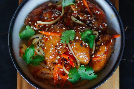 Курица с овощами по-азиатски с лапшой