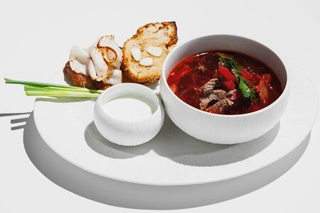 Сибирский борщ с говядиной, салом, зелёным луком и чесночными гренками