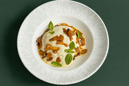 Лазанья с лисичками и муссом из лука конфи