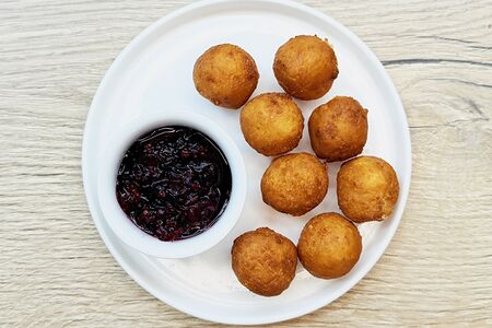 Сырные шарики с клюквенным джемом