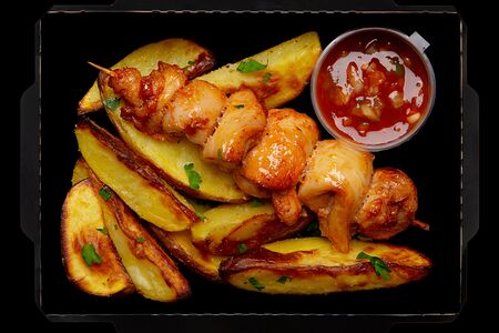 Шашлычок куриный с запеченным картофелем и овощным соусом