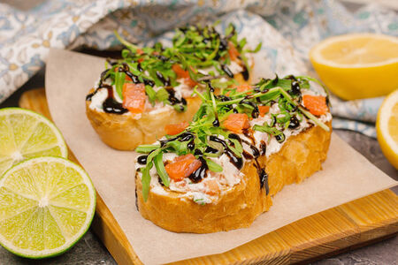 Брускетта с лососем