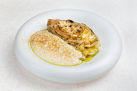 Запеченная молодая капуста с пармезаном и трюфельным соусом