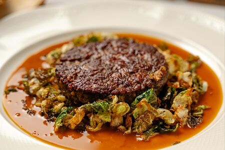 Стейк Аше с перечным соусом и хрустящей брюсельской капустой