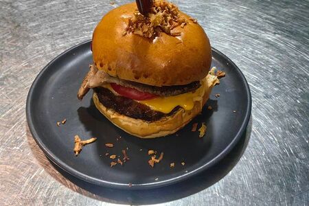 Брискет-бургер с фирменным соусом 