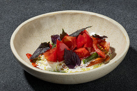 Салат с печеной паприкой, страчателлой и томатами