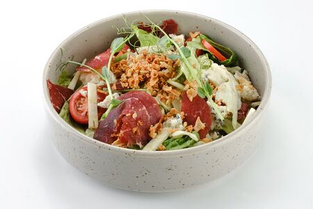 Салат с вяленой говядиной и сыром дорблю