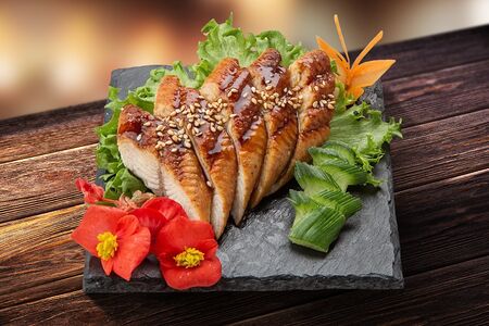 Сашими угорь