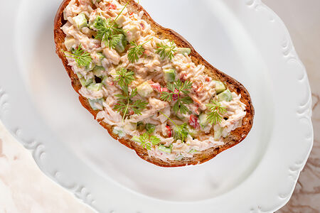 Брускетта с крабом и авокадо