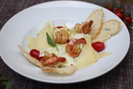 Цезарь с тигровыми креветками