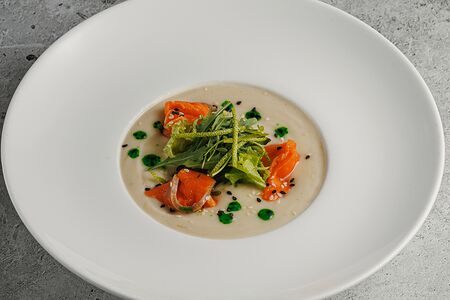 Крем-суп из цветной капусты с лососем, сыром дор-блю и цитрусовым салатом