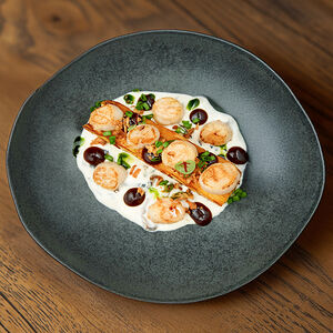 Жареный дальневосточный гребешок с картофельным гратеном и грибами в сливочно-трюфельном соусе