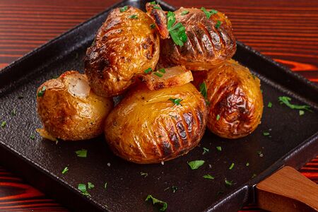 Картофель на мангале с салом