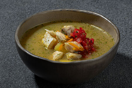 Подкопченный рыбный суп с томатами