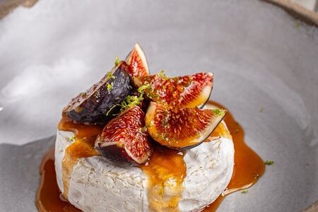 Камамбер с инжиром и лимонным мисо