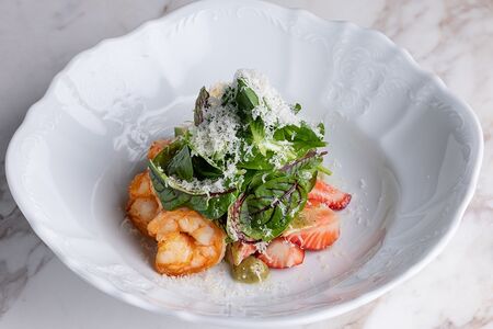 Салат с креветками, авокадо и персиком