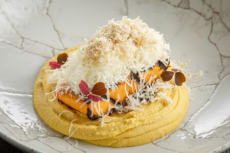 Стейк из тыквы на углях с хумусом и грецким орехом