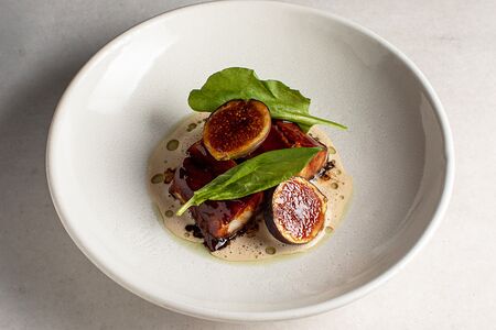 Черная треска с брокколини и инжиром