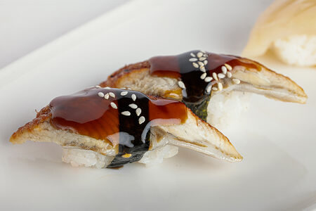 Суши с речным угрем