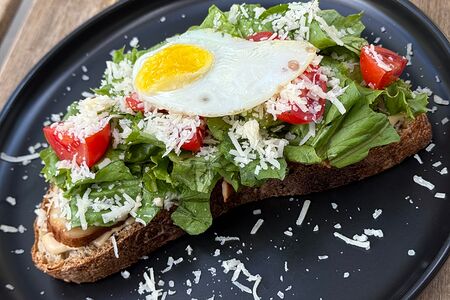 Брускетта Цезарь с курицей