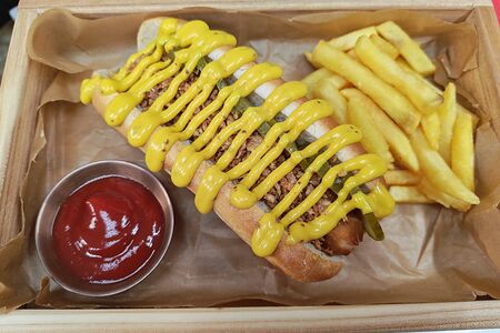 Хот-дог с колбаской курица