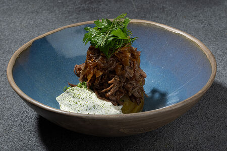 Рваная говядина с печеным картофелем, сметаной и карамелизированным луком