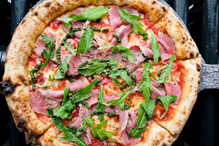 Пицца Пастрами с соусом песто и руколой