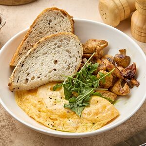 Омлет из трех яиц с курицей и грибами 