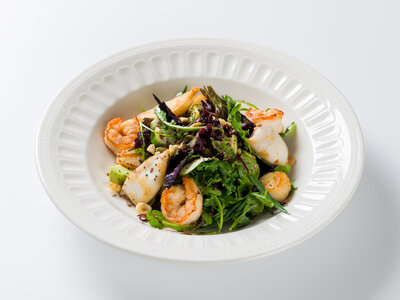 Зеленый салат с морепродуктами