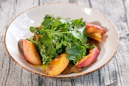 Теплый салат с утиной печенью и нектаринами