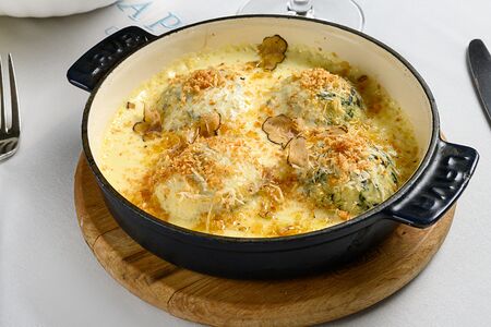 Канелли из рикотты со шпинатом и свежим чёрным трюфелем