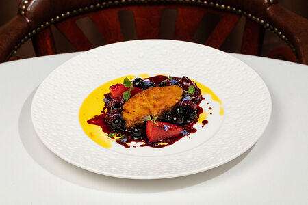 Эскалоп из фуа-гра с ягодами